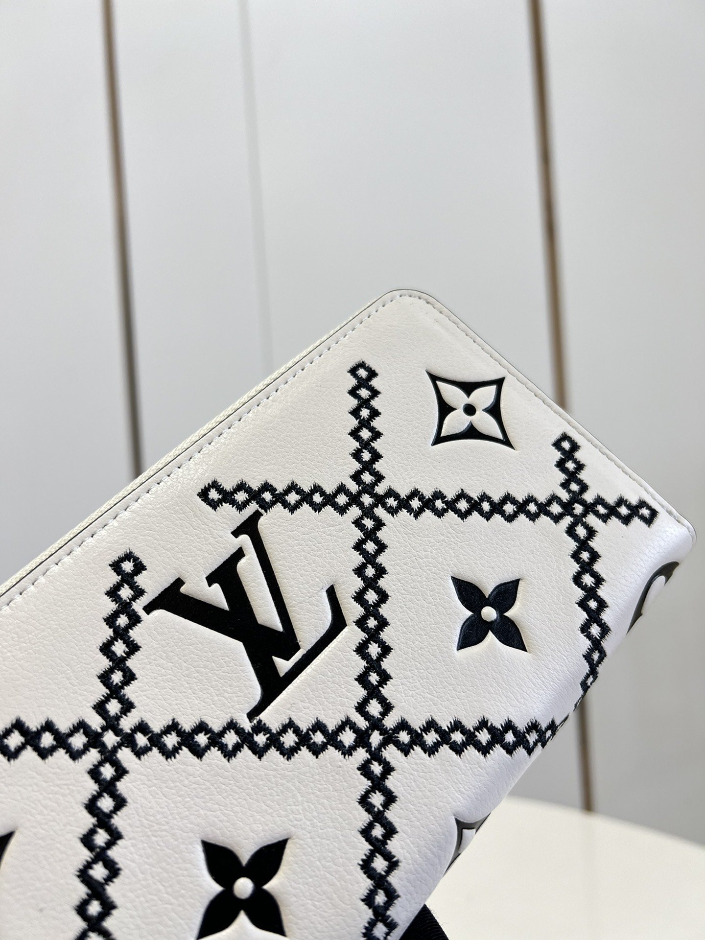 L-V M81141 Zippy Monogram Vernis white 19.5cm