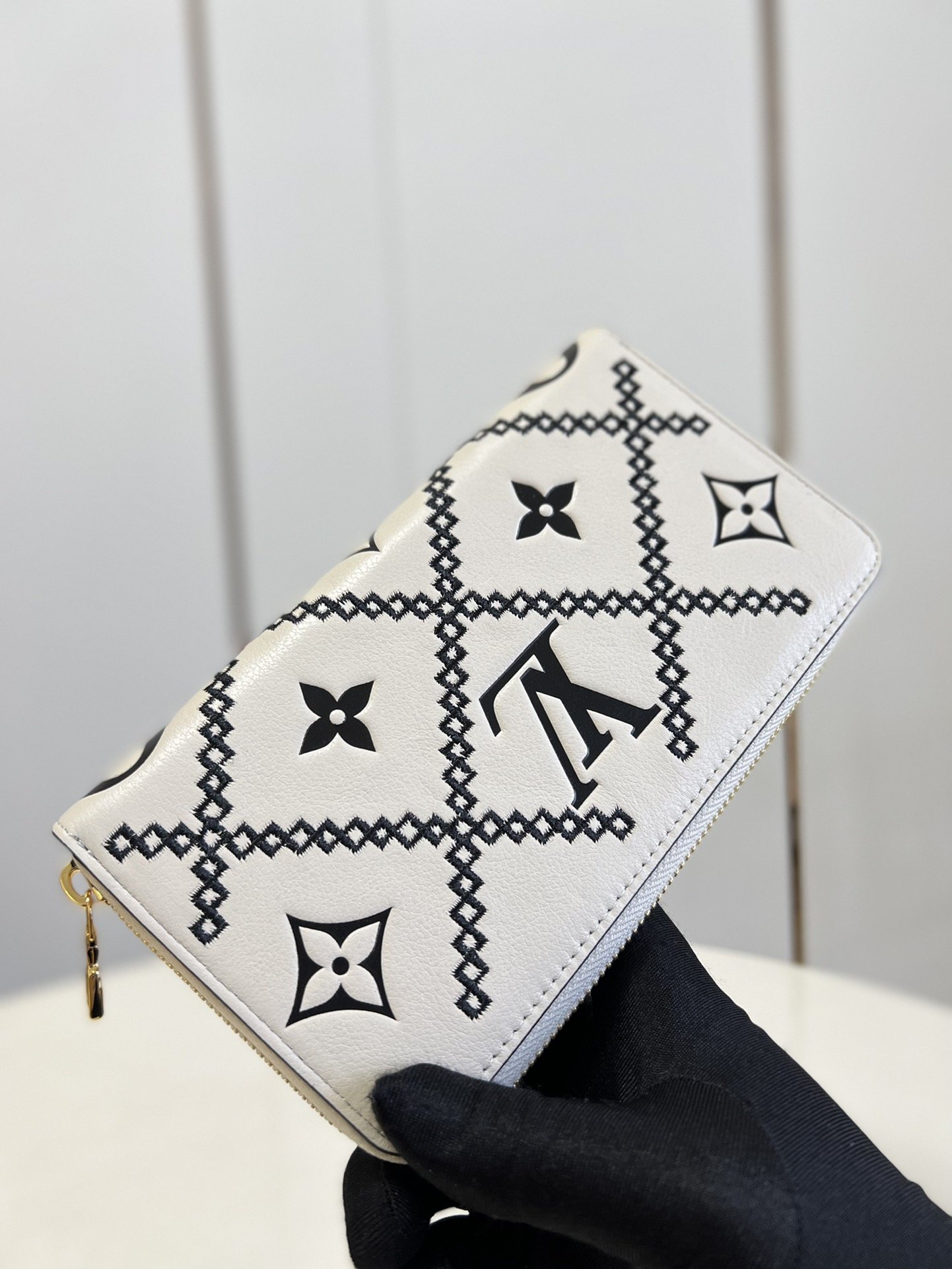 L-V M81141 Zippy Monogram Vernis white 19.5cm