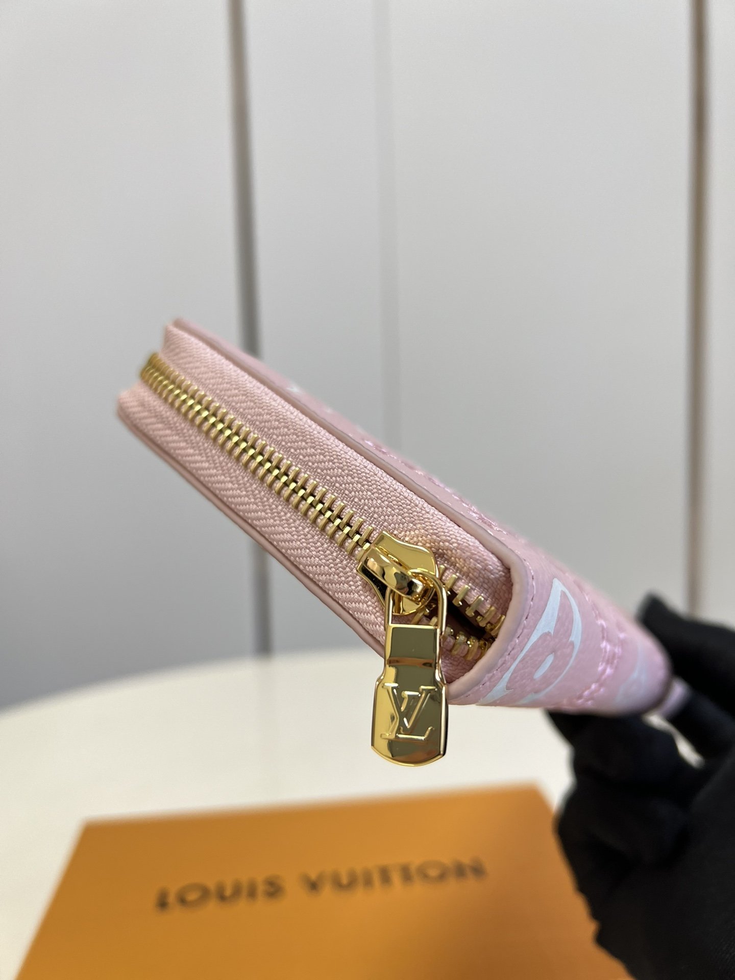 L-V M81141 Zippy Monogram Vernis pink 19.5cm