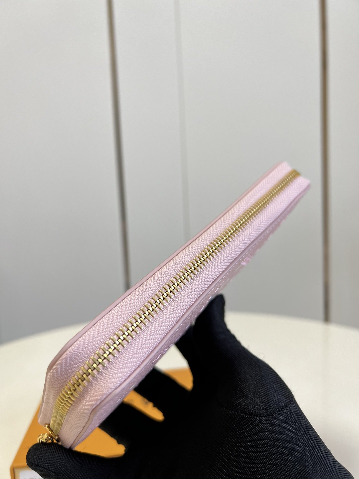 L-V M81141 Zippy Monogram Vernis pink 19.5cm