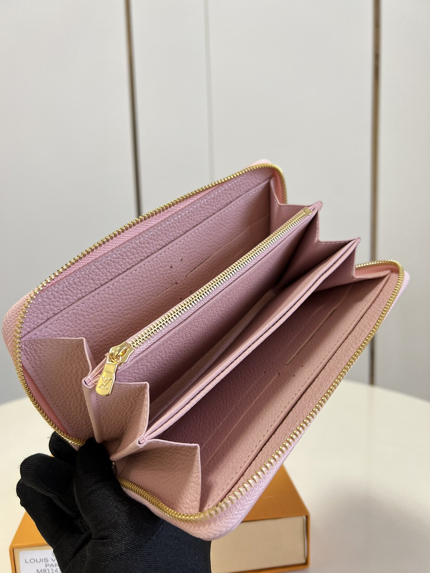 L-V M81141 Zippy Monogram Vernis pink 19.5cm