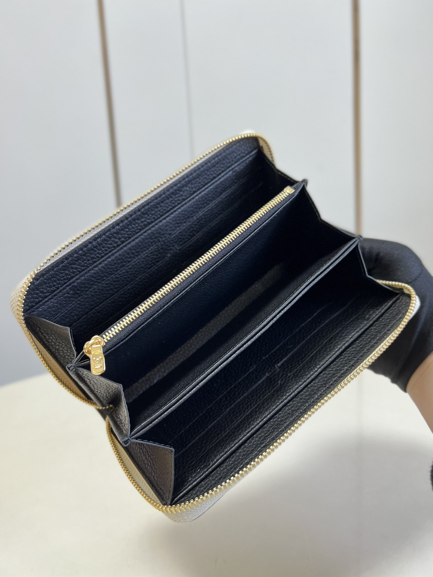 L-V M81141 Zippy Monogram Vernis black 19.5cm