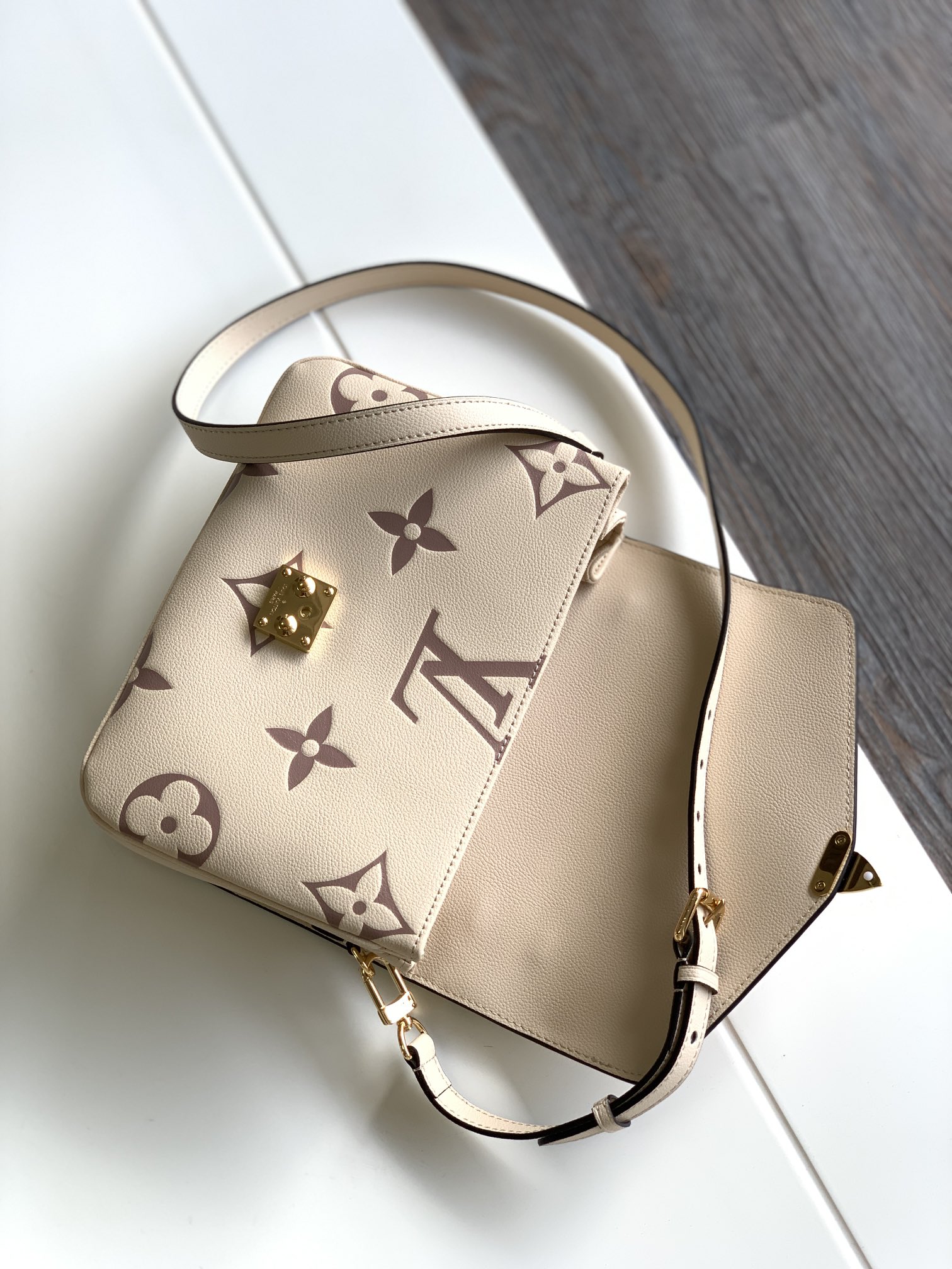 LV Pochette Métis Bicolo Monogram Empreinte Nude - M45773 - 25x19x7cm