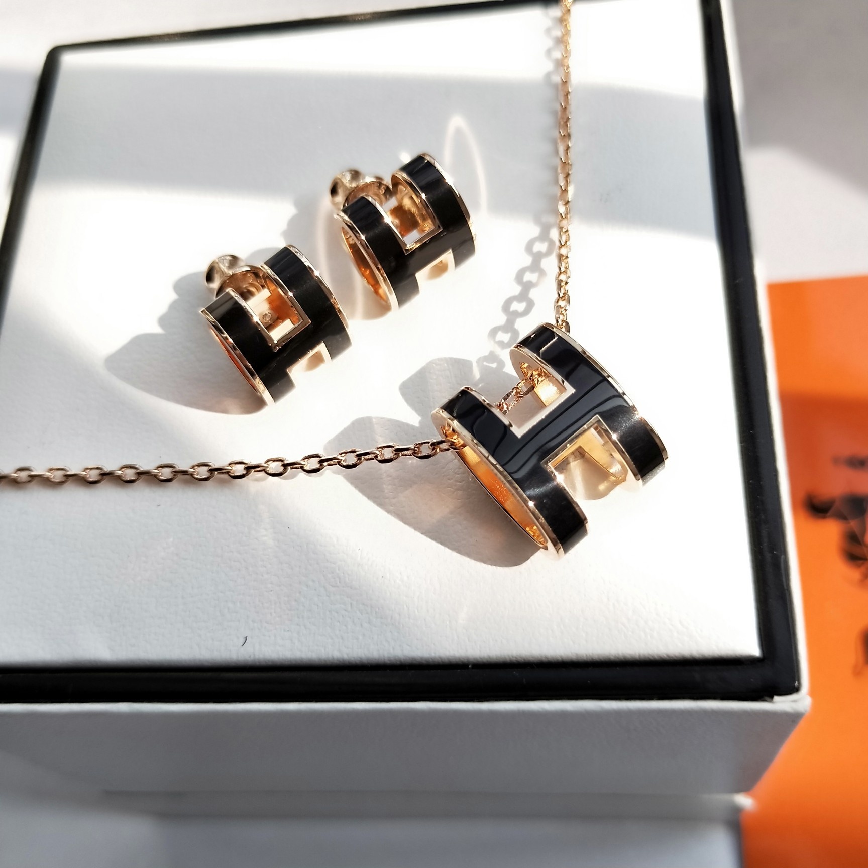 H**me5 pop h necklace