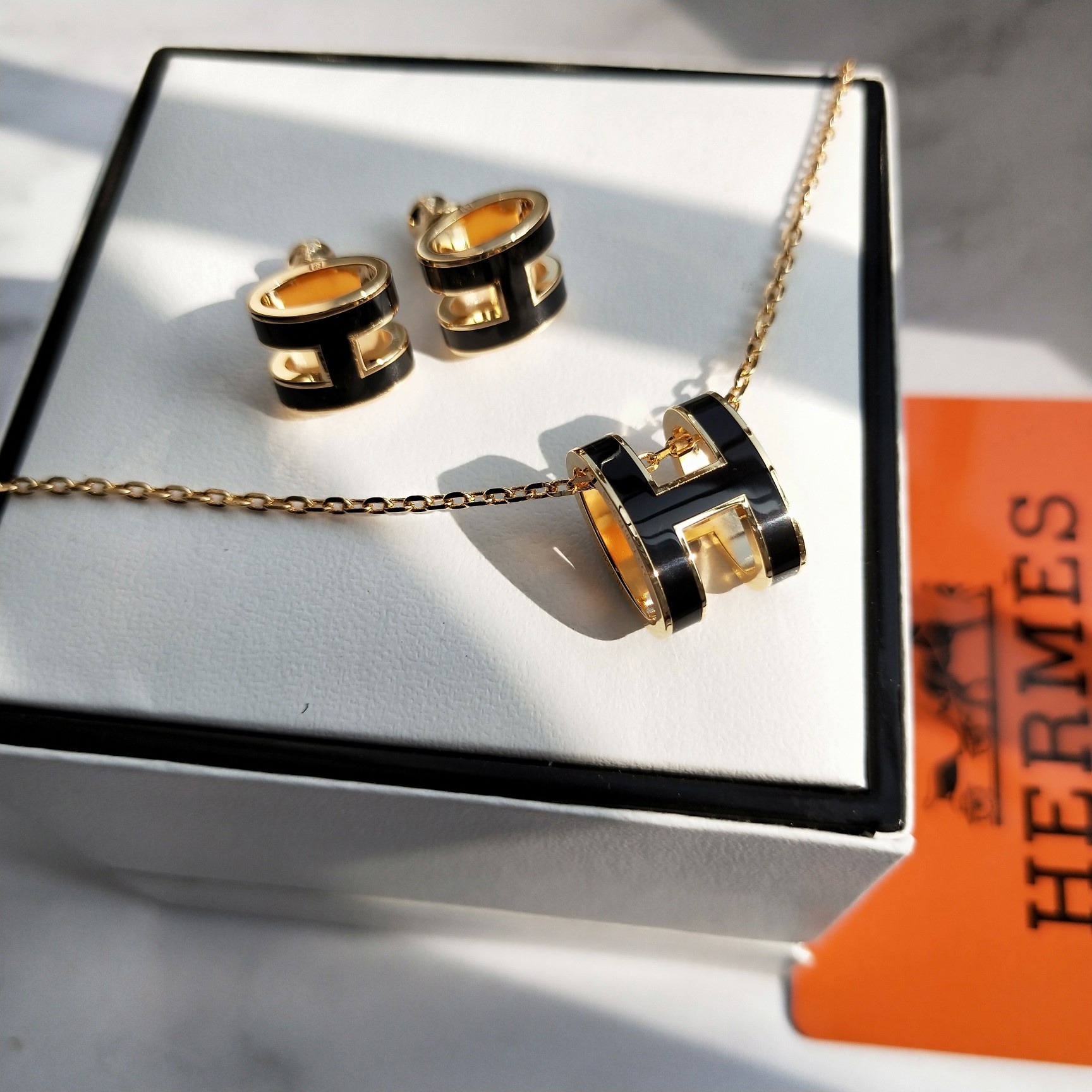 H**me5 pop h necklace