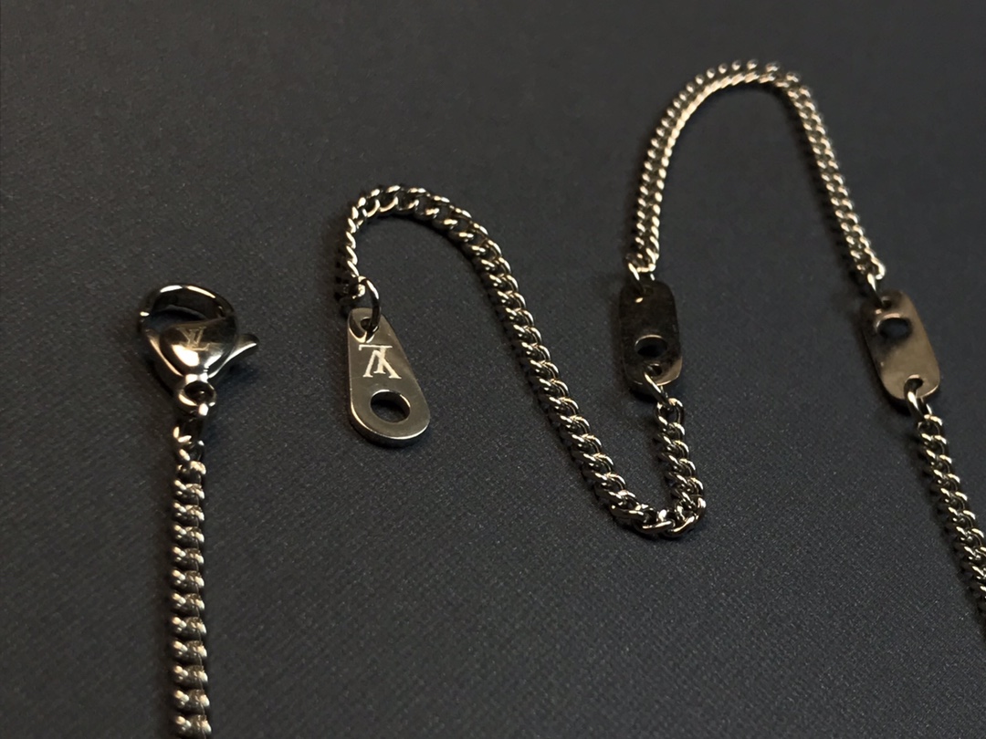 lv l0vis Vvtt0n necklace  002