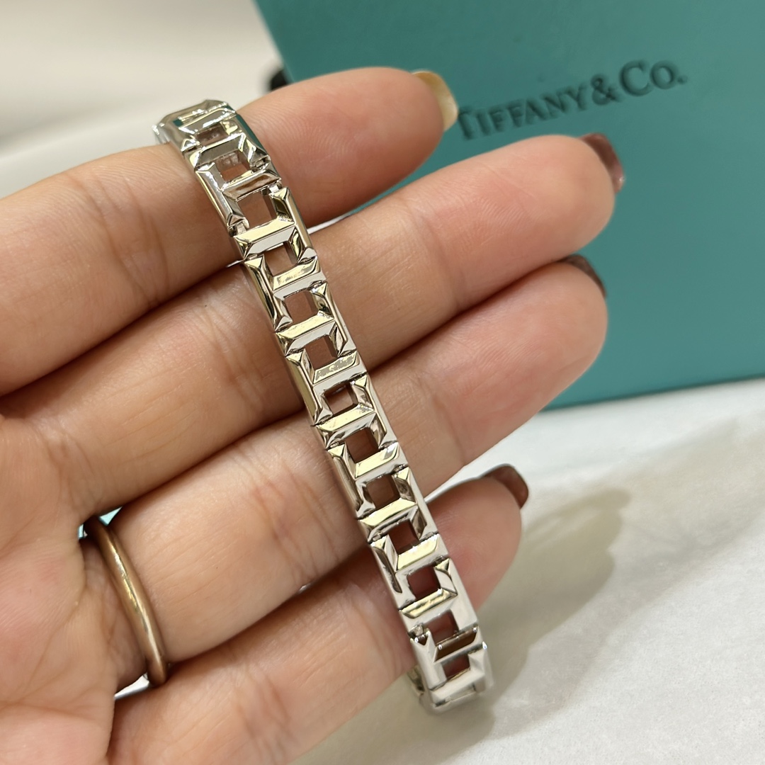 T*f*ny t logo bracelet 001