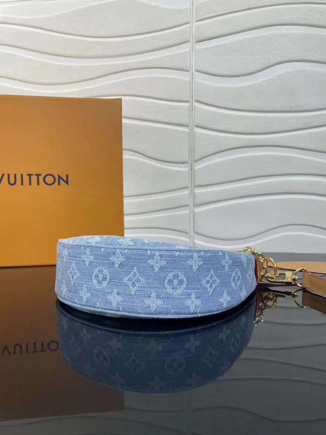 lv LOOP bag light blue 23cm