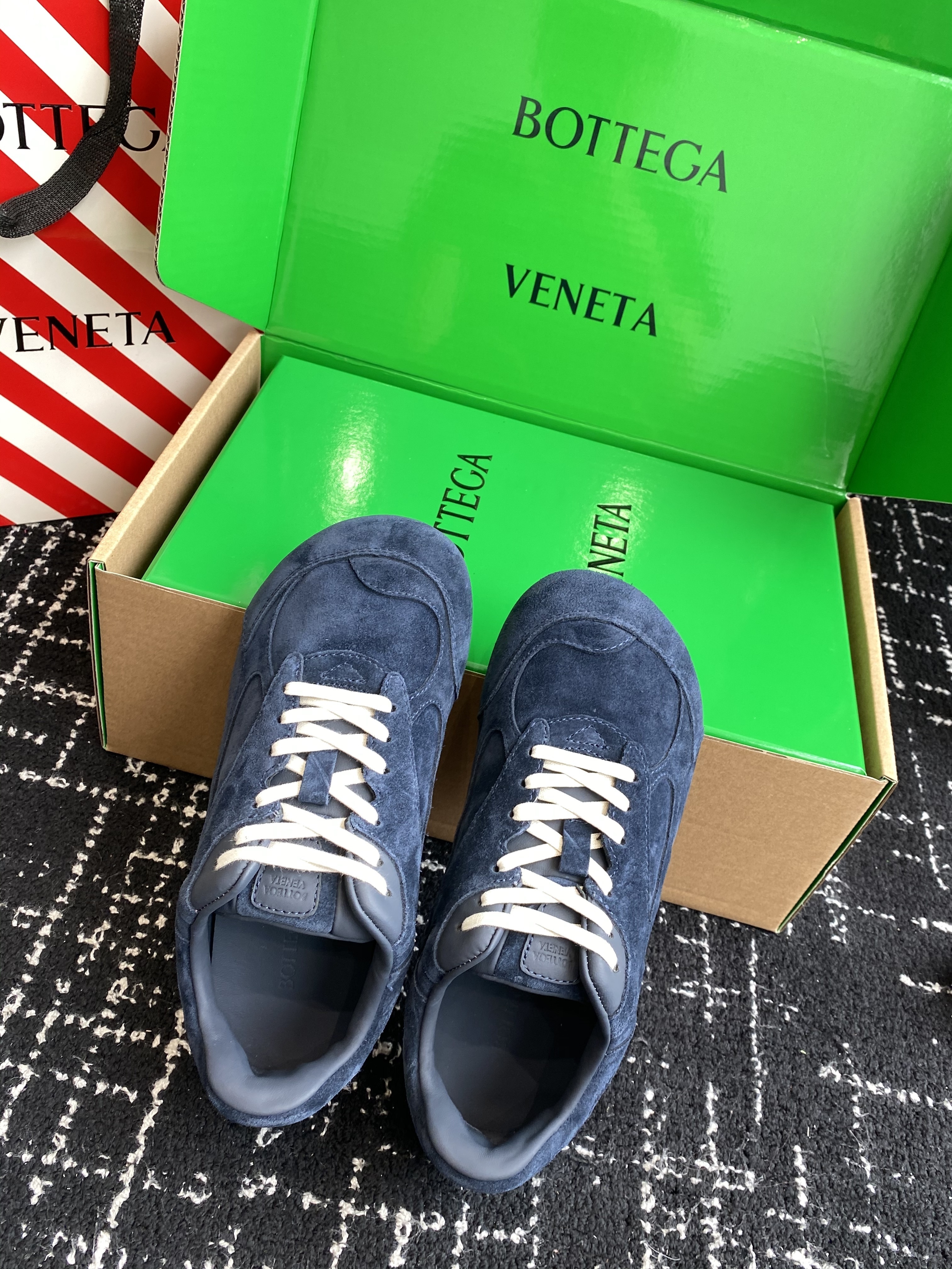 b0tt*ga Ven*ta sneaker 01