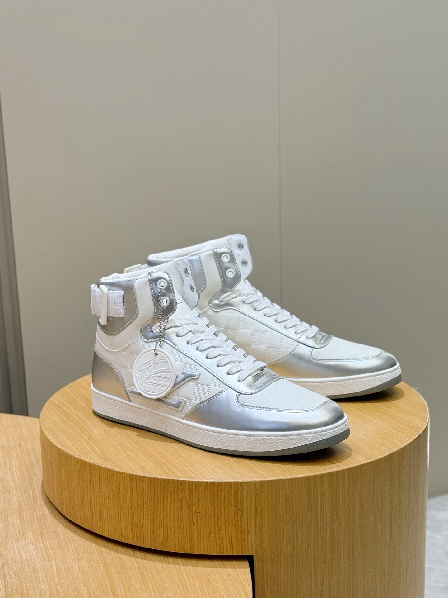 l0vis Vvtt0n high-top sneakers 03