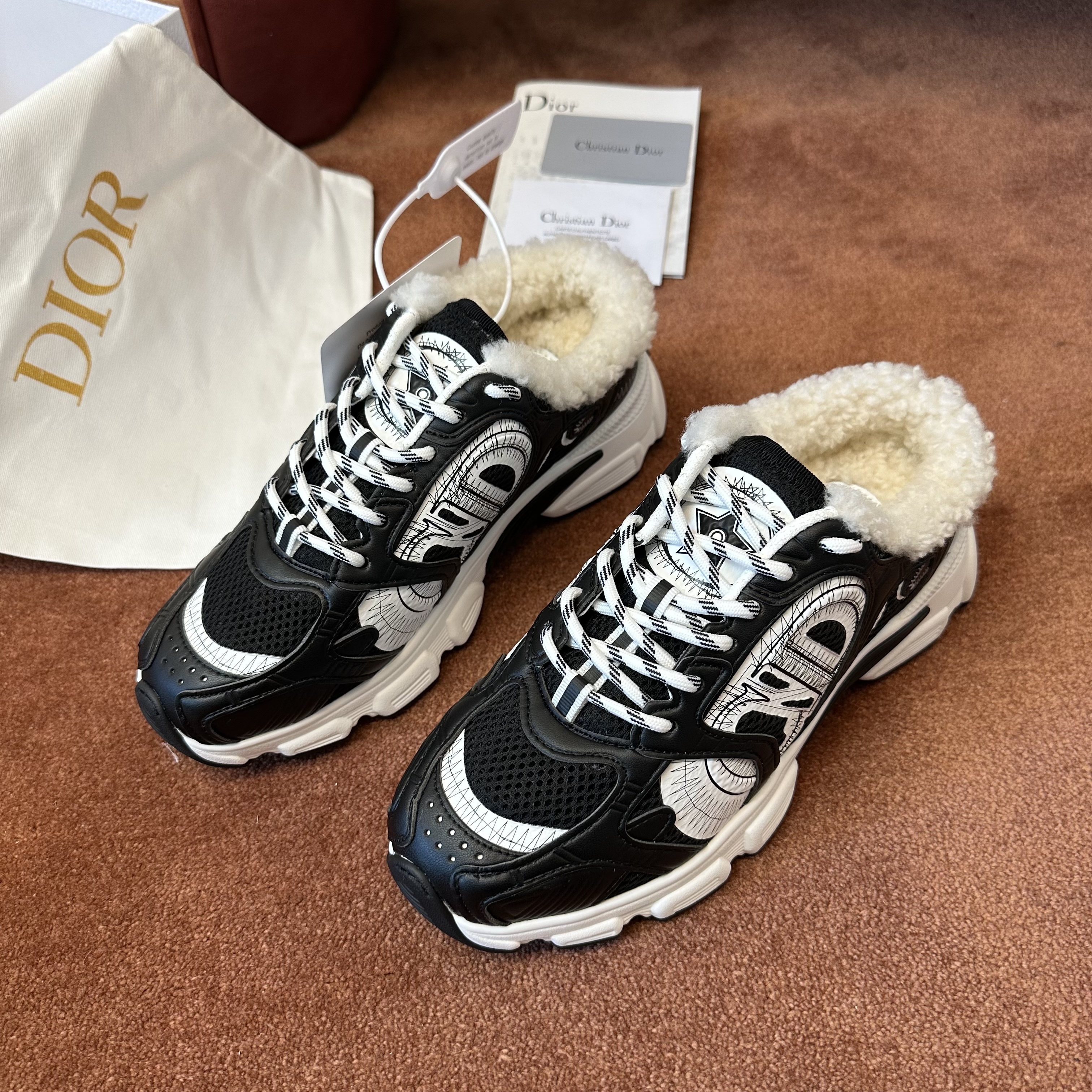 D10r low-top plush sneakers 01