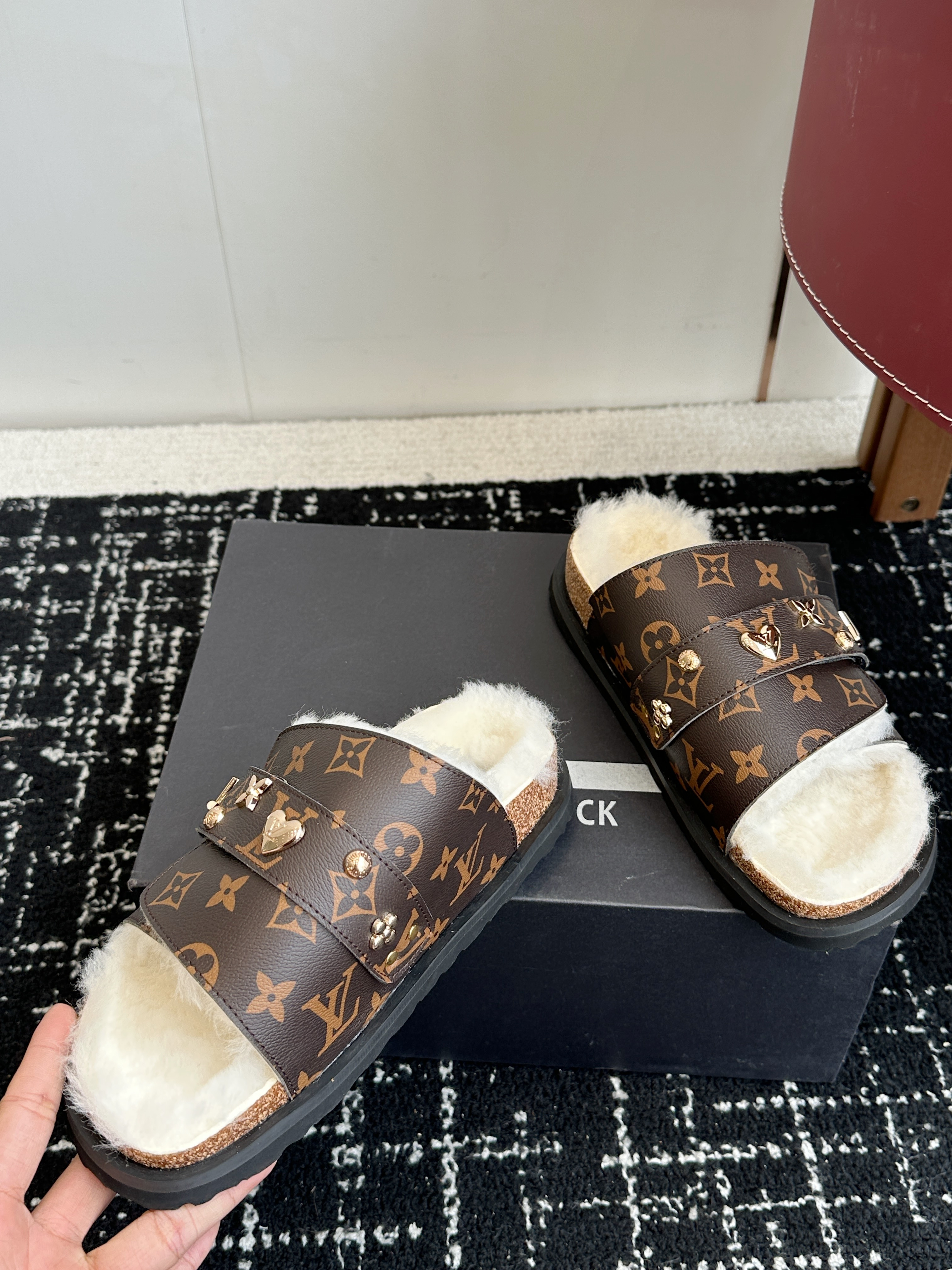 LV plush slippers 04